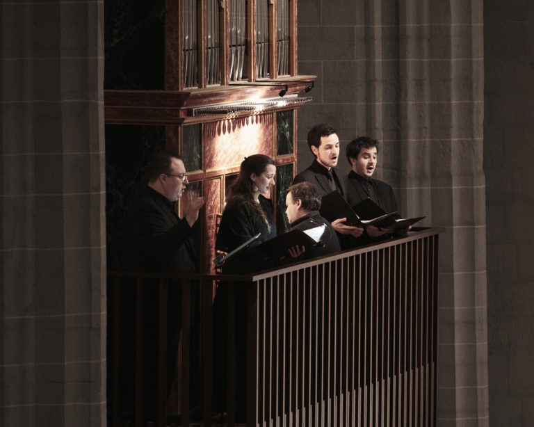 Groupe de chanteurs devant un orgue