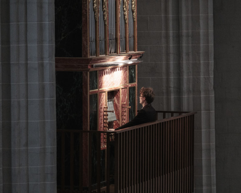 Musicien jouant de l'orgue