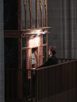 Musicien jouant de l'orgue